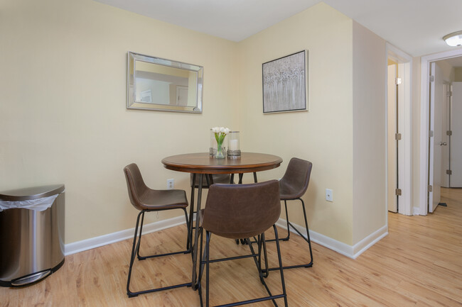 Dining Room - West Pointe Apartments