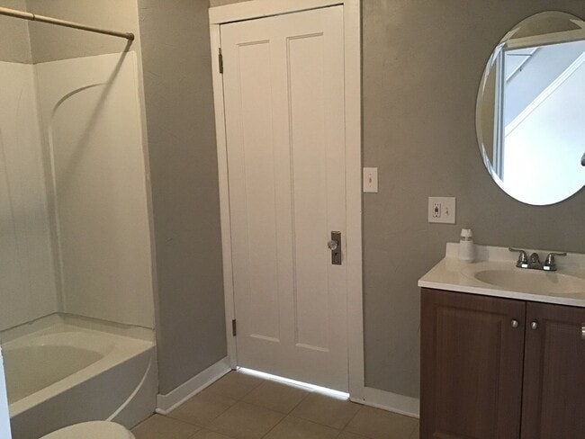 Building Photo - Single Family Home 3 beds 2 full bath Available Now!