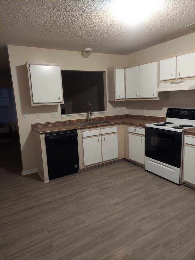 Kitchen - 211 Pinegrove Ct
