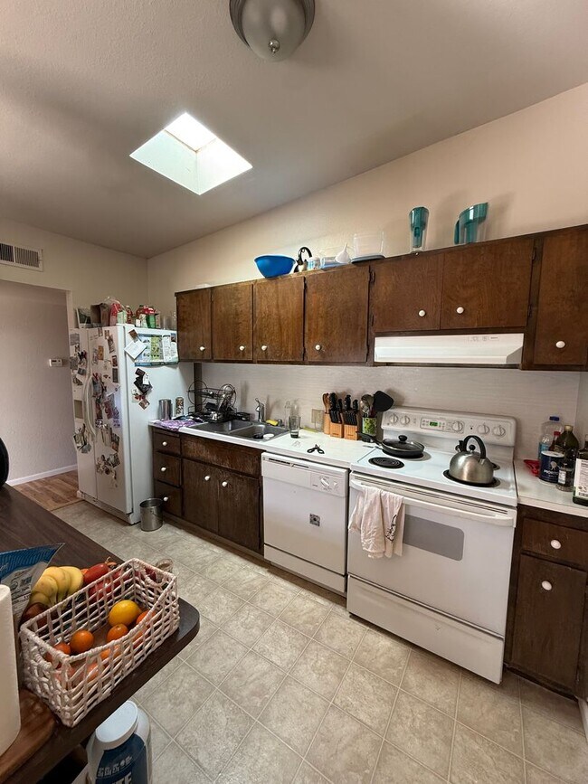 Foto del edificio - Charming 3-bedroom, 2-bathroom duplex in West Davis.