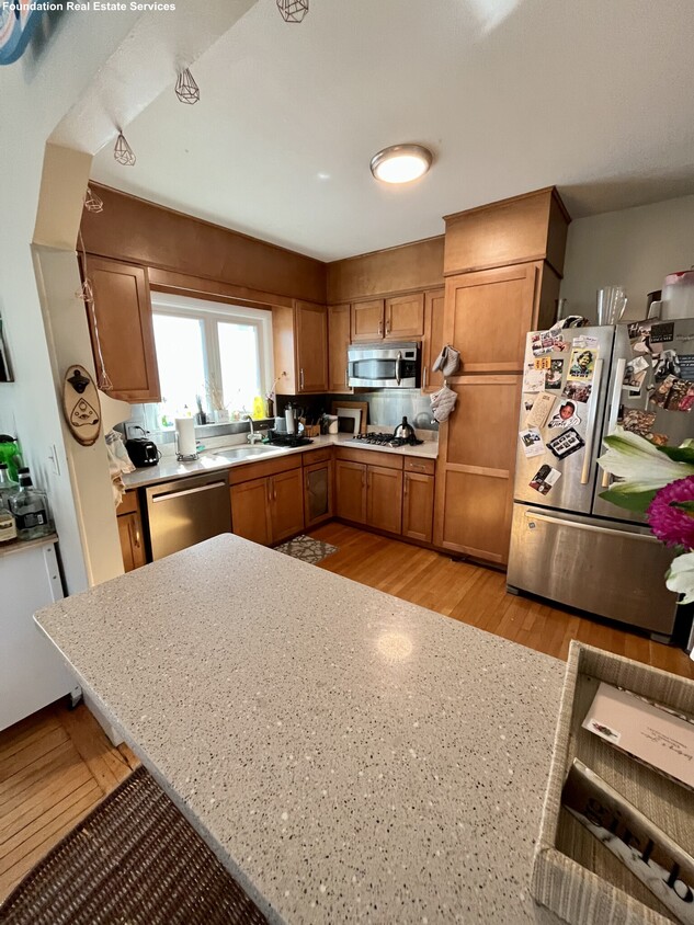 Primary Photo - 77 Elmira St