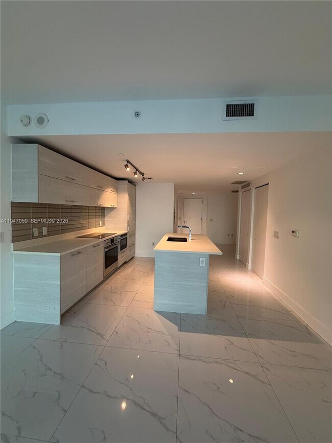 Foto del edificio - 650 NE 32nd St