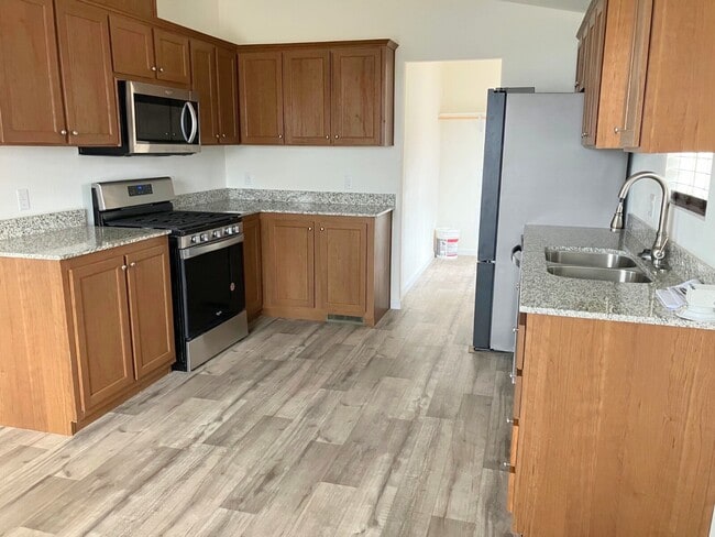 Building Photo - 702 W McArthur Ave