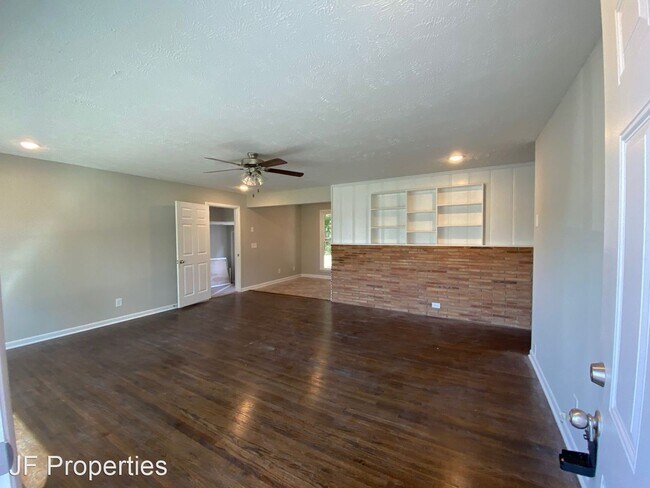 Foto del edificio - 4 br, 1.5 bath House - 1302 W. Northfield ...