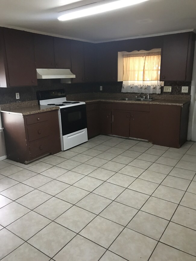 Building Photo - 841 lake ida