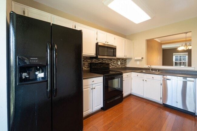 Building Photo - Great 3 BD 3.5 BA Townhome in a great location!