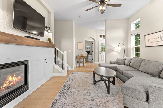 Building Photo - Spacious 5-Bedroom Home with Modern Upgrad...