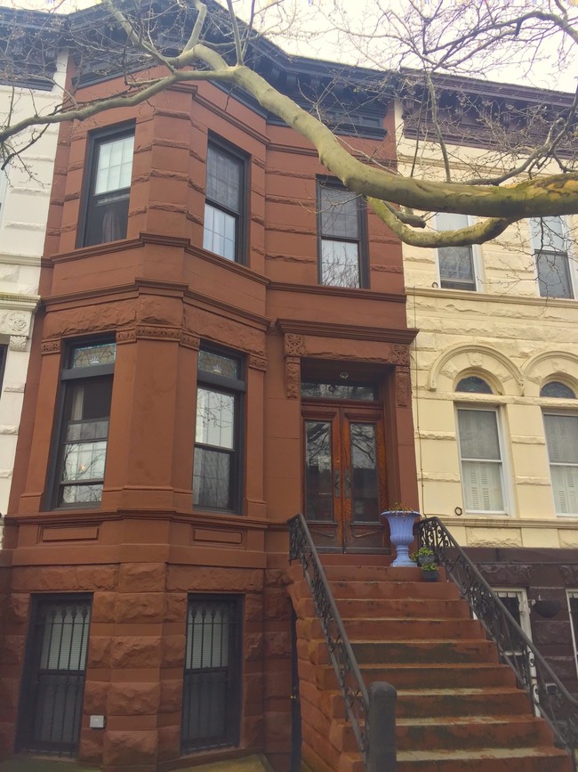 Foto del edificio - Garden level 2BR with shared yard and W/D