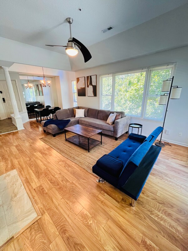 Foto del edificio - 1021 Brighthurst Dr