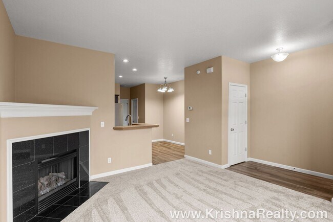 Foto del edificio - Charming Townhome In A Excellent Location!...