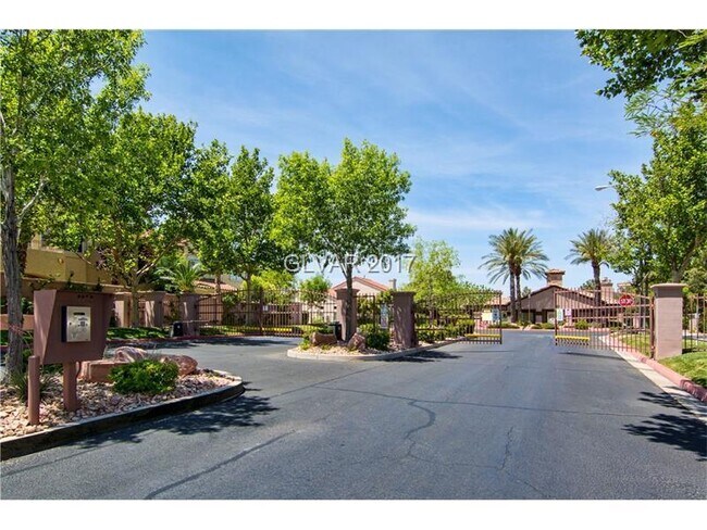 Foto del edificio - Gated Green Valley Ranch Townhome | 2 Bed | 2.5 Bath | 2-Car Garage