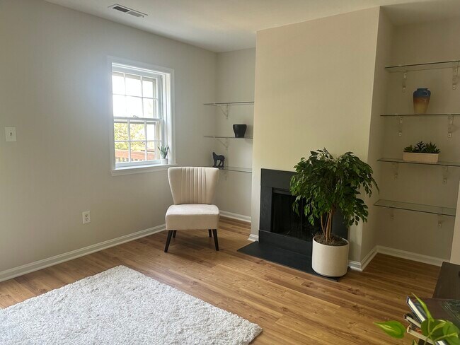 Foto del edificio - 4847 Chevy Chase Dr