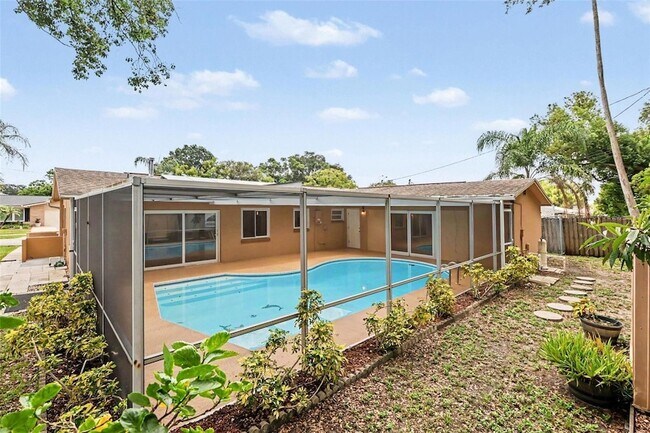 Building Photo - 1520 Simmons Dr