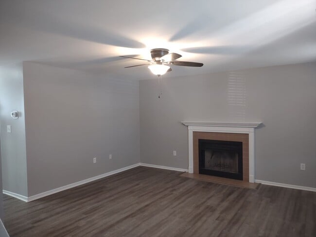 Building Photo - Fabulous Upgraded Three Bedroom/Two Bath Townhome - Walking Distance to Lexington Medical Center