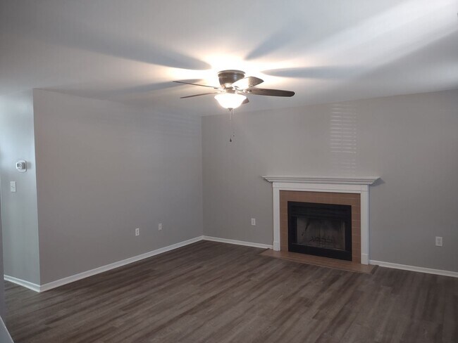 Building Photo - ****MOVE IN SPECIAL****Fabulous Upgraded Three Bedroom/Two Bath Townhome - Walking Distance to Le...