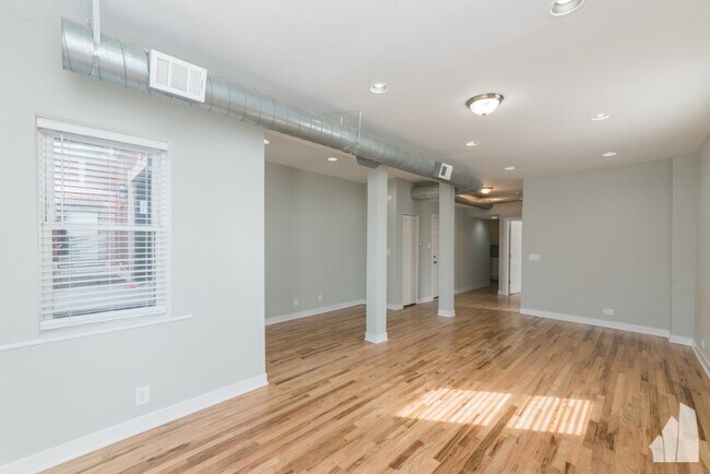 Foto del edificio - 2457 W Logan Blvd