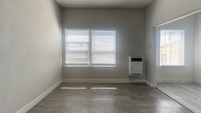Foto del edificio - Budlong Apartments...Newly Renovated Studio...Hardwood Floors! CALL NOW!