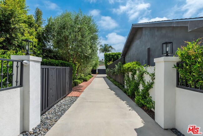 Foto del edificio - 14226 Chandler Blvd