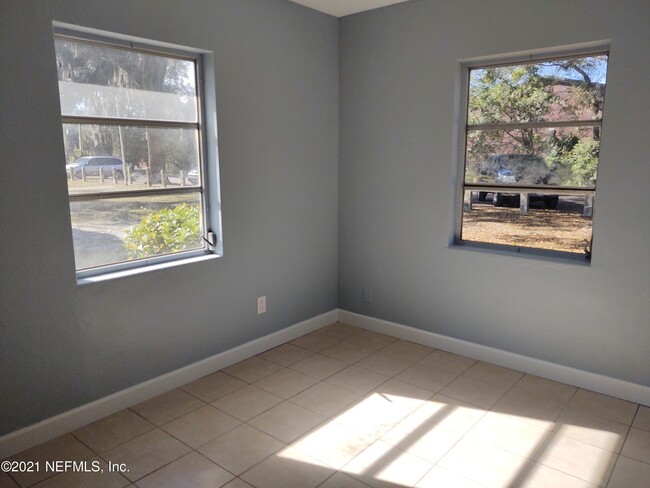 Foto del edificio - 5647 Merrill Rd