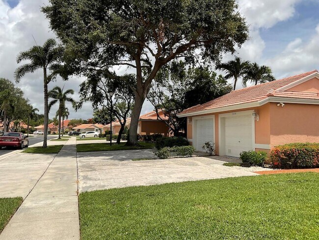 Foto del edificio - 5574 Royal Lake Cir