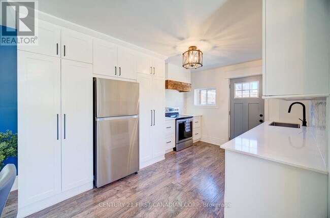 Building Photo - 425 English St