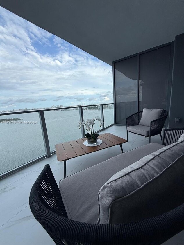 Primary Photo - 700 NE 24th St