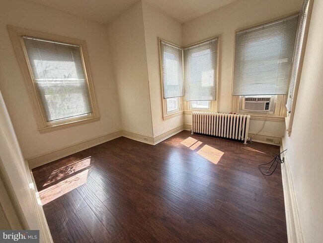 Foto del edificio - 2441 Brown St