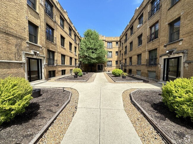 Building Photo - 732 W Roscoe St
