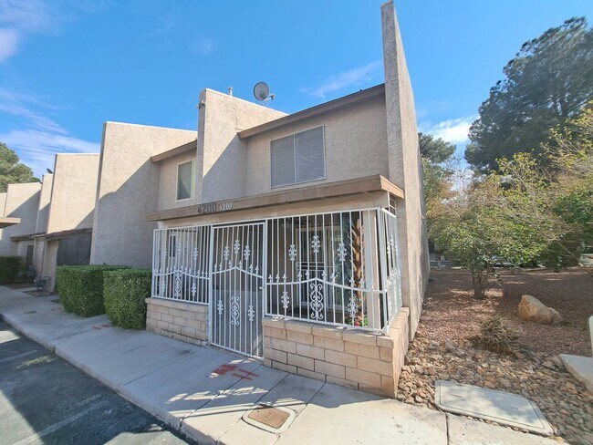 Building Photo - Two Bedroom Townhouse @ Twain Manor Missis...