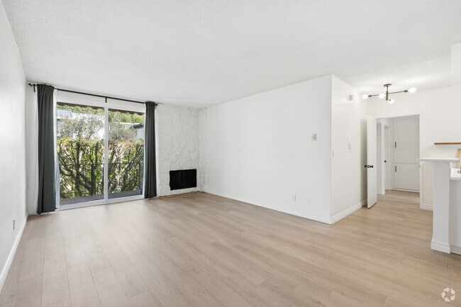 2BR, 2BA - 1000SF - Living Room - 10844 Rose Ave