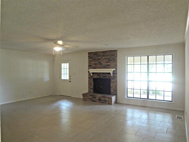 Building Photo - 830 E Belt Line Rd