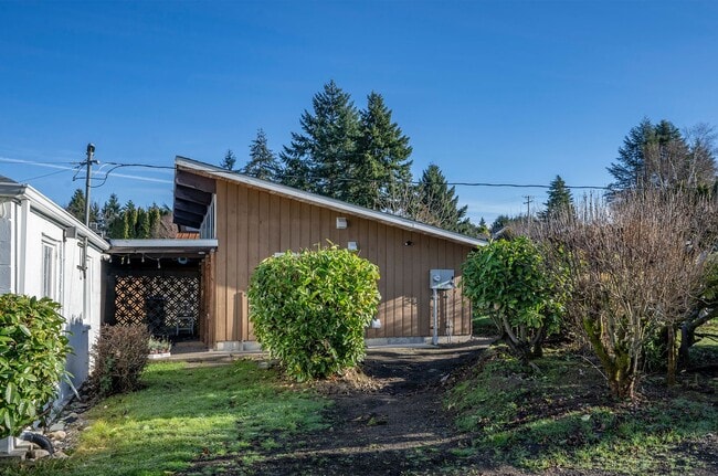 Foto del edificio - Fully Furnished Bungalow with Studio Living and Scenic Views in Tacoma!