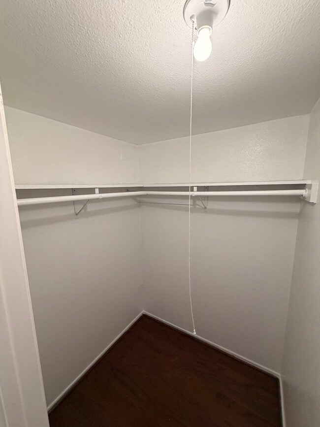 Big closet - walk-in - MUST SEE - 305 Flats