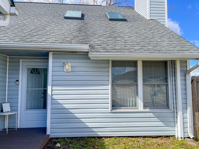 Building Photo - 1516 Newport Cir
