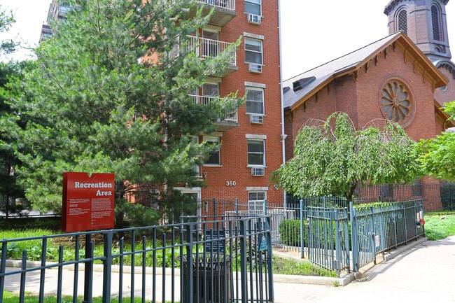 Building Photo - 360 W 28th St