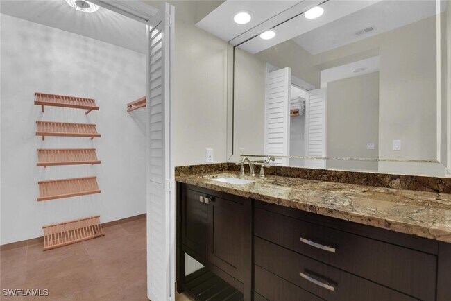 Foto del edificio - 2000 Royal Marco Way