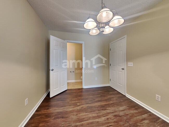 Foto del edificio - 3011 Mapleleaf Drive