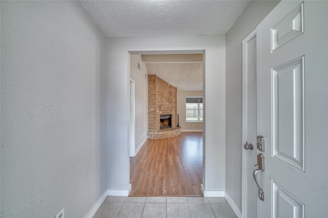 Building Photo - 2701 Knoxville Dr