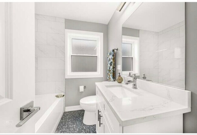 Foto del edificio - 3721 Clarence Ave