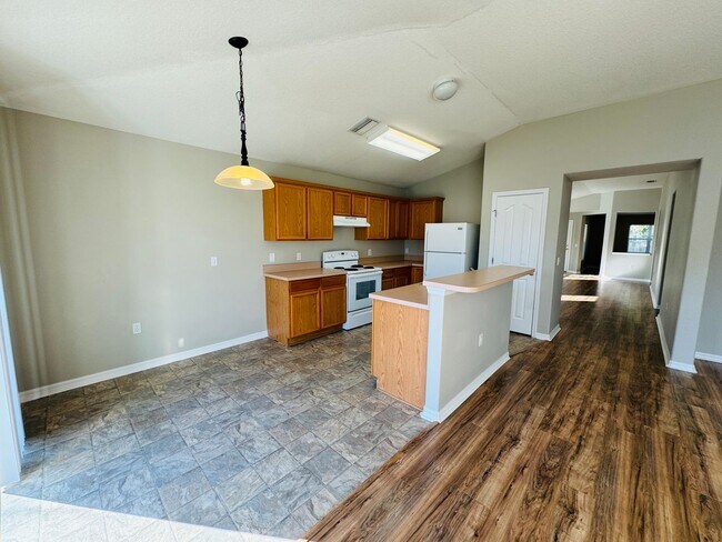 Building Photo - Fantasic Home in Riverview.  Fenced yard