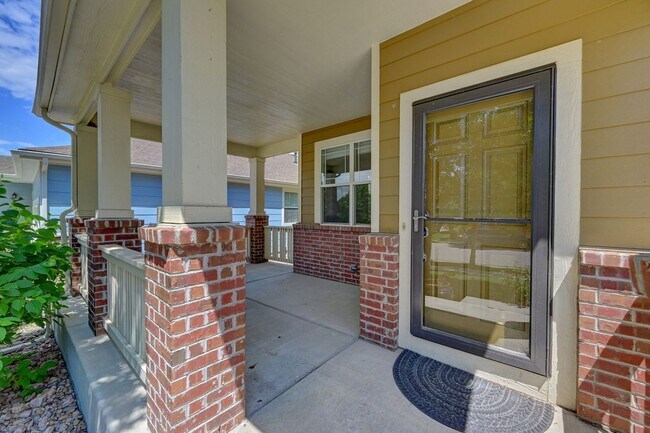 Foto del edificio - 5 bedroom, 4 bath home with 2 car attached garage