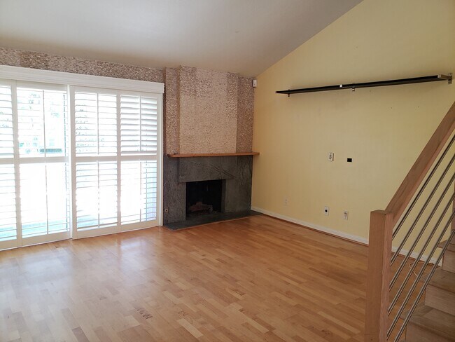 Building Photo - 5185 Thorn Tree Ln
