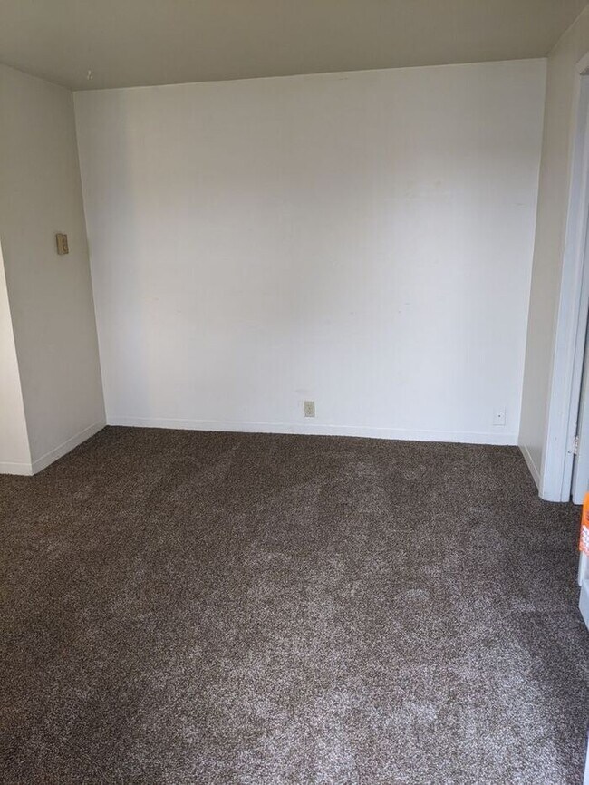 Building Photo - 1 Bedroom Apartment - *Pets Welcome