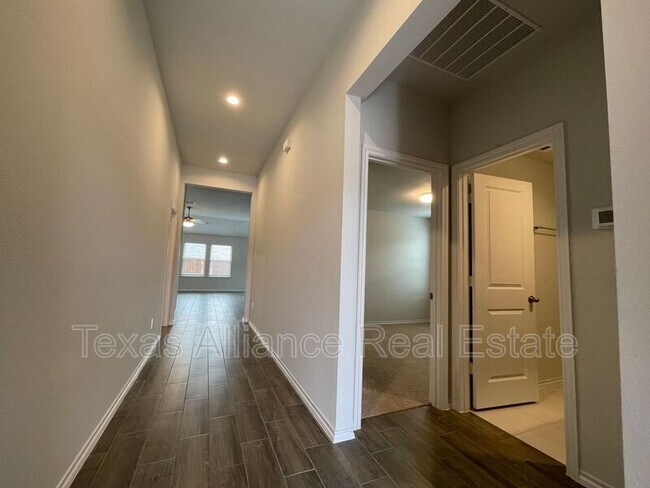 Building Photo - 5816 Utopia Dr