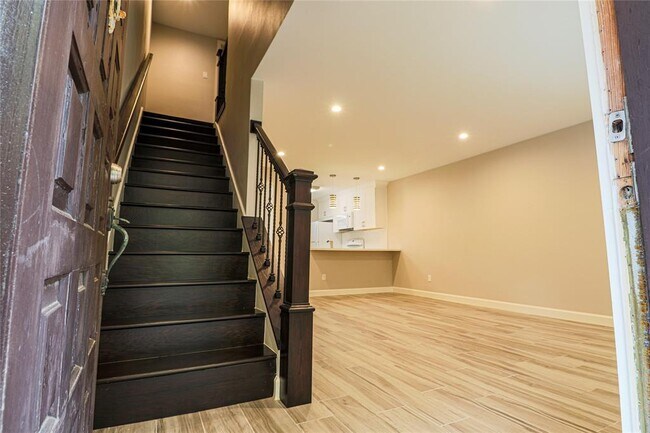Building Photo - 2744 Briarhurst Dr