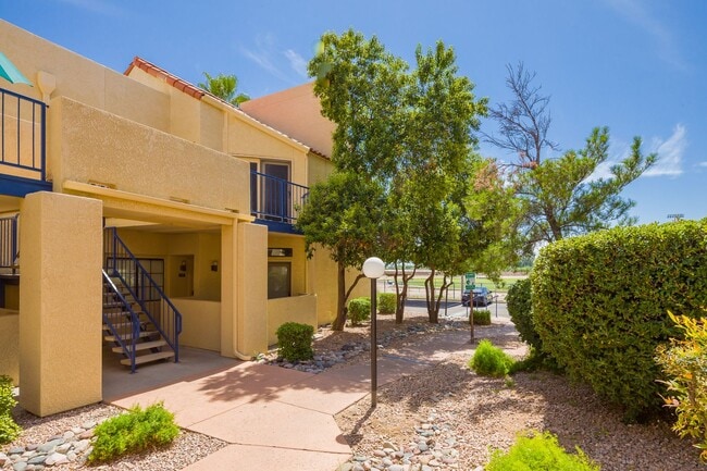 Foto del edificio - 2BR-2BATH  IN SOUGHT AFTER TWELVE HUNDRED ...