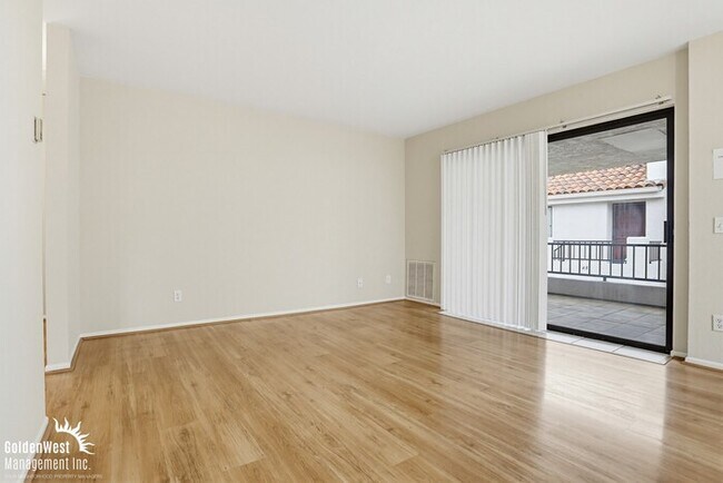 Foto del edificio - Charming 2Bdm 2Ba Condo with Private Balcony in Heart of Mira Mesa!