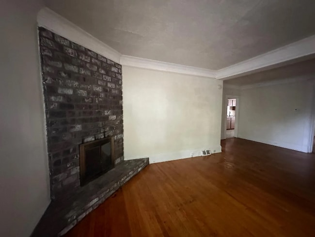 Building Photo - 420 Crescent St NE
