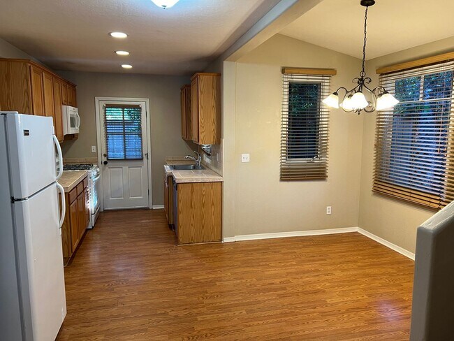 Building Photo - 3 Bedroom Home