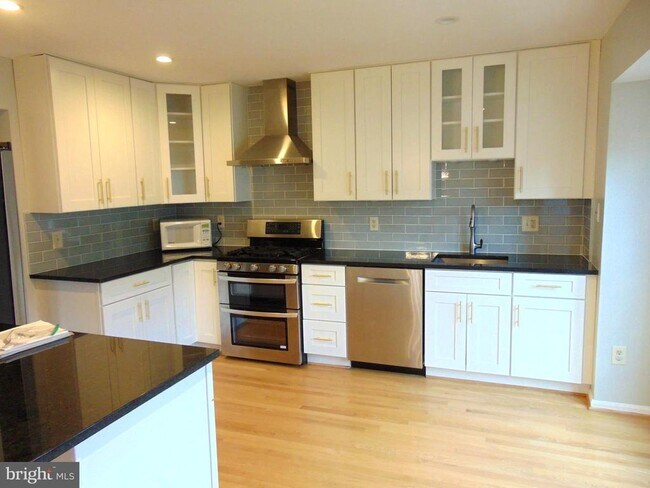 Building Photo - 10137 Village Knolls Ct